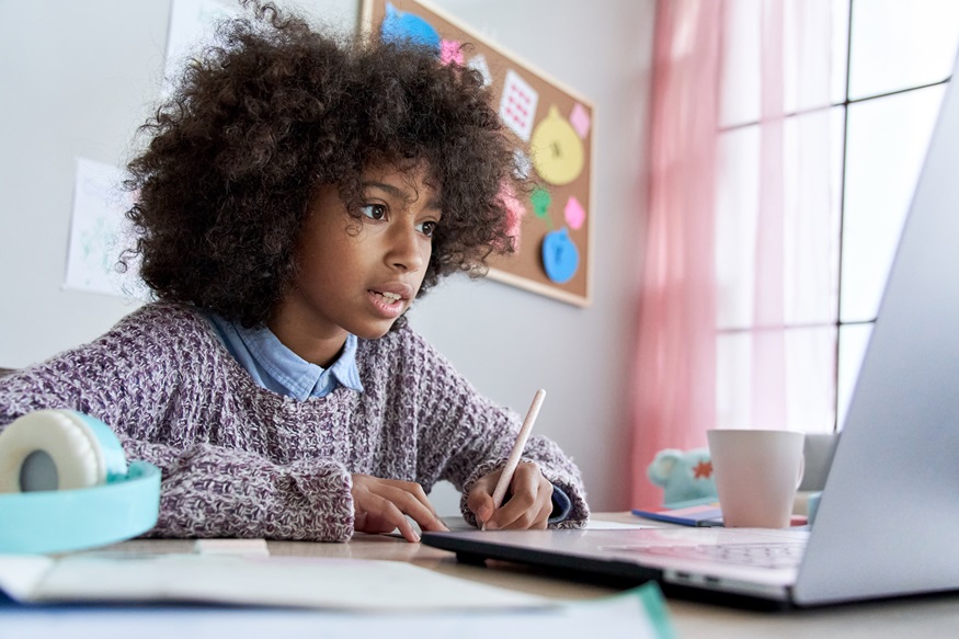 A student taking notes during an online tutoring lesson